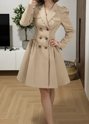 Manteau-robe beige cintré à double boutonnage – coupe évasée élégante – taille S, marque: Auréline Atelier, état: Très bon état, taille: S / 36 / 8, 49,90 €, 53,10 € Protection acheteurs (Pro) incluse