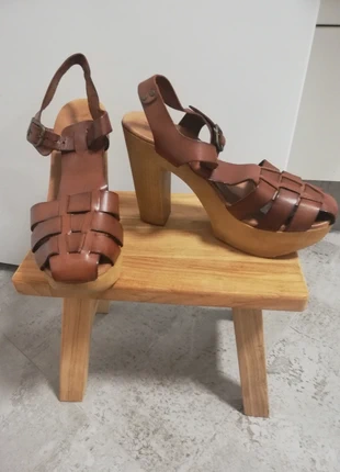 Sandalias de piel marrón y tacón madera Vogue, marca: Vogue, estado: Muy bueno, tamaño: 40, 31,00 €, 33,25 € Protección al comprador incluida