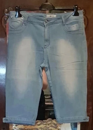 Jeans 3/4 Femme, état: Très bon état, taille: 4XL / 48 / 20, 15,00 €, 16,45 € Protection acheteurs incluse