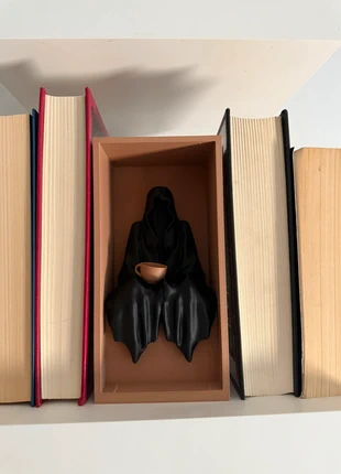 Suriel Book Nook Grim Reaper Sitting Bookshelf Latte Bookish Decor, merk: Eternal Scream, staat: Nieuw zonder prijskaartje, € 22,90, € 24,75 inclusief Kopersbescherming Pro