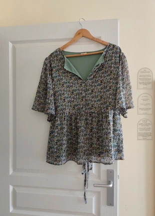 Blouse fleurie, marke: Gémo, zustand: Sehr gut, größe: 6XL / 52 / 24, 7,00 €, 8,05 € inklusive Vinted-Käuferschutz