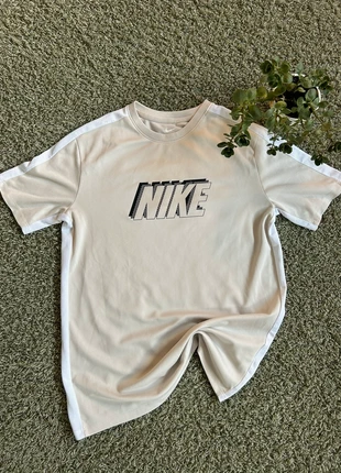 Nike T-Shirt, Größe: 158-170, Farbe: Creme, in sehr gutem Zustand, marke: Nike, zustand: Sehr gut, größe: 15 Jahre / 170, 13,99 €, 15,39 € inklusive Vinted-Käuferschutz