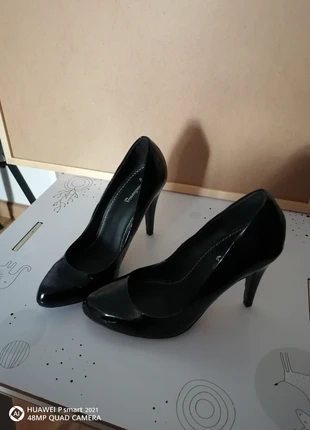 Chaussures à talons noir verni taille 38, marque: Stradivarius, état: Bon état, taille: 38, 5,00 €, 5,95 € Protection acheteurs (Pro) incluse