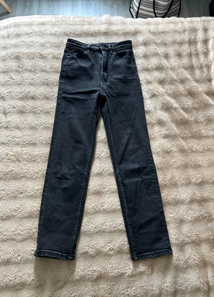 Jean « mom »noir – Taille : 36, marca: Stradivarius, estado: Bom, tamanho: S / 36 / 8, €5.00, €5.95 inclui Proteção do Comprador