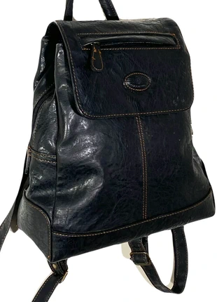 Mini Sac A Dos Cuir Noir Vintage 90’s, marque: Vintage Dressing, état: Très bon état, 24,00 €, 25,90 € Protection acheteurs (Pro) incluse