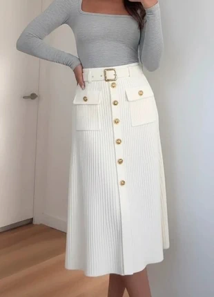 Jupe midi blanche plissée à boutons dorés, ceinture chic incluse taille M, marque: Vintage Chic, état: Très bon état, taille: M / 38 / 10, 57,90 €, 61,50 € Protection acheteurs (Pro) incluse