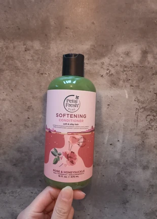 Petal fresh pure conditioner rose & honeysuckle, merk: Petal fresh, staat: Nieuw met prijskaartje, € 3,49, € 4,36 inclusief Kopersbescherming