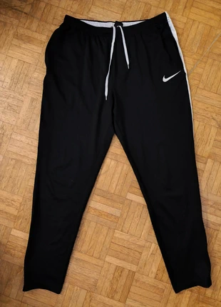 Pantalon de survêtement Taille L Nike, marke: Nike, zustand: Gut, größe: L, 14,00 €, 15,40 € inklusive Vinted-Käuferschutz