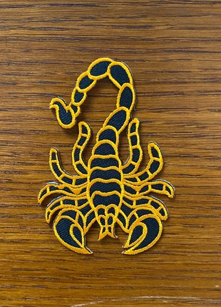 Patch vintage scorpione ricamato giallo e nero – anni ‘90, staat: Nieuw zonder prijskaartje, € 4,00, € 4,90 inclusief Kopersbescherming