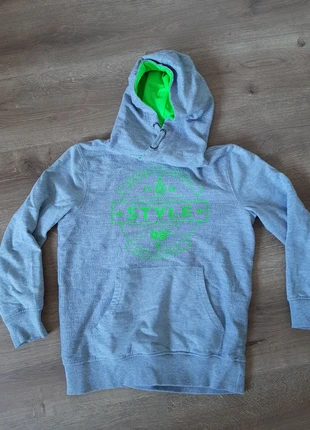 grauer Kapuzensweater, brand: Ohne, condizioni: Ottime, taglia: 10 anni / 140 cm, €3.00, €3.85 include la Protezione acquisti