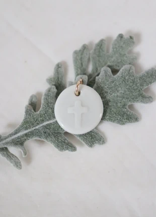 Jolie breloque croix deco religieuse minimaliste en porcelaine fait main en France, marca: Fabrication Artisanale, estado: Muito bom, €8.50, €9.63 inclui Proteção do Comprador Pro