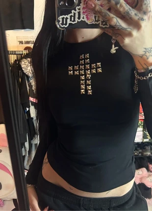 custom black long sleeve studded cross, merk: cross, staat: Heel goed, maat: XS / 34 / 6, € 25,00, € 26,95 inclusief Kopersbescherming