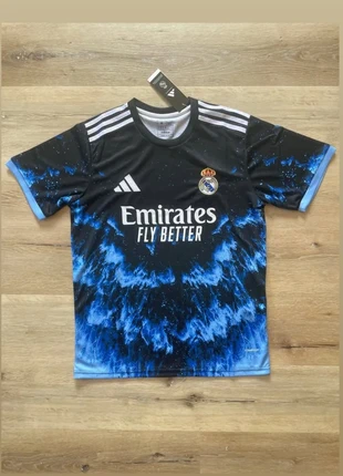 Maglia Real Madrid Edizione Speciale, merk: adidas, staat: Nieuw met prijskaartje, maat: M, € 35,00, € 37,45 inclusief Kopersbescherming
