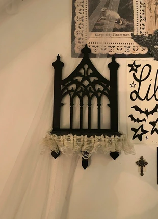 gothic shelf with lace ruffles, merk: EMP, staat: Nieuw zonder prijskaartje, € 10,00, € 11,20 inclusief Kopersbescherming