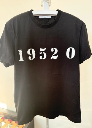 Givenchy zwarte designer T-shirt ‘19520’, marque: Givenchy, état: Très bon état, taille: L, 45,00 €, 47,95 € Protection acheteurs incluse
