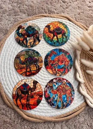 Set van 6 kleurrijke ronde onderzetters met mozaïek-achtige kamelen 🐪, merk: houten onderzetters, staat: Nieuw zonder prijskaartje, € 4,50, € 5,43 inclusief Kopersbescherming