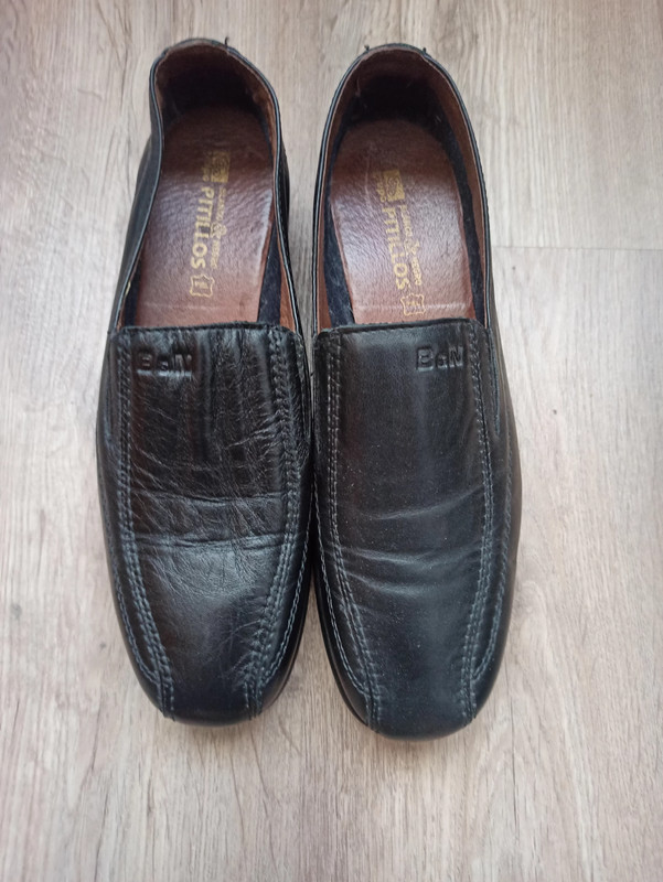 Zapatos negros de piel de la marca Pitillos talla 41 1
