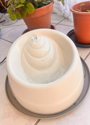 Fontaine à eau pour chat ou petit chien – Céramique blanche, marque: Animal, état: Très bon état, 5,00 €, 5,95 € Protection acheteurs incluse