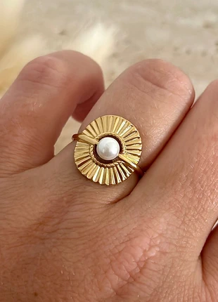 Bague ajustable dorée rond à motif rainures orné d’une perle blanche nacrée, brand: Boutique Parisienne, condition: Very good, size: Adjustable, €16.00, €17.50 includes Buyer Protection Pro