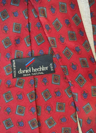 Corbata de seda Daniel Hechter roja con estampado geométrico, marca: Daniel Hechter, estado: Bueno, 6,00 €, 6,30 € Protección al comprador incluida