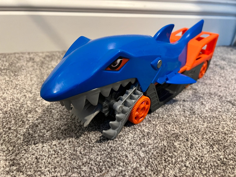 Hot Wheels / Shark Chomp Transporter / Playset / includes a Shark Bite car 3