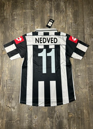 Maglia Da Calcio Nedved 11 Juventus Vintage, marke: Lotto, zustand: Neu, mit Etikett, größe: M, 35,00 €, 37,45 € inklusive Vinted-Käuferschutz