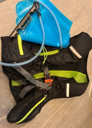 Hardloopwedstrijd met waterzak maat S, staat: Nieuw zonder prijskaartje, € 15,00, € 16,45 inclusief Kopersbescherming