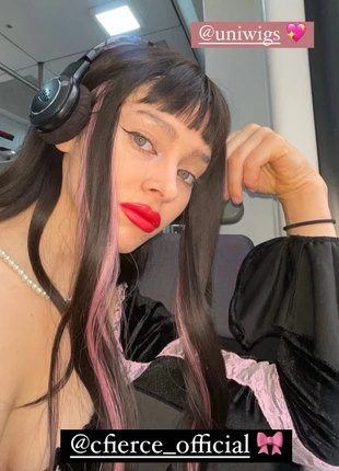 Peluca castaña con mechas rosadas, brand: y2k, condizioni: Ottime, €13.00, €14.35 include la Protezione acquisti