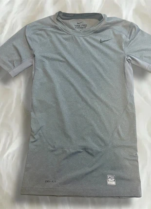 T.shirt Nike pro combat gris, brand: Nike, condizioni: Ottime, taglia: M / IT 42 / EU 38, €11.99, €13.29 include la Protezione acquisti