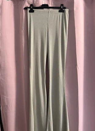 Pantalon côtelé évasé vert clair prettylittlething , merk: PrettyLittleThing, staat: Nieuw zonder prijskaartje, maat: M / 38 / 10, € 5,00, € 5,95 inclusief Kopersbescherming