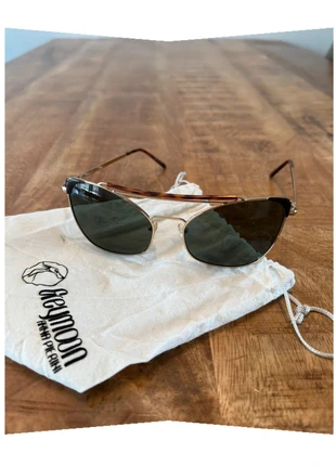 Mooi GreyMoon zonnebril cat-eye bruin/zilver Uitverkoop! Uitverkoop Uitverkoop, merk: Greyhound, staat: Heel goed, € 7,00, € 8,05 inclusief Kopersbescherming