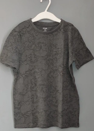 T-shirt avec têtes de mort enfants garçons Kiabi, marke: Kiabi, zustand: Sehr gut, größe: 10 Jahre / 140, 3,00 €, 3,85 € inklusive Vinted-Käuferschutz