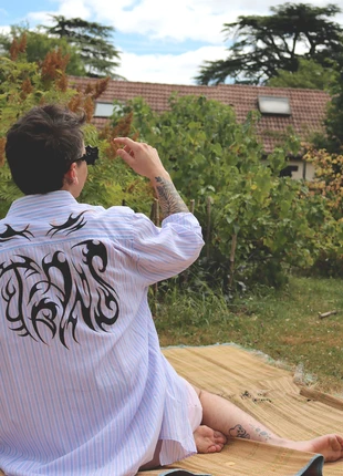 chemise upcyclée peinte a la main trans tribal, marke: Fait Main, zustand: Sehr gut, größe: XXL, 52,00 €, 55,30 € beinhaltet Vinted-Käuferschutz Pro