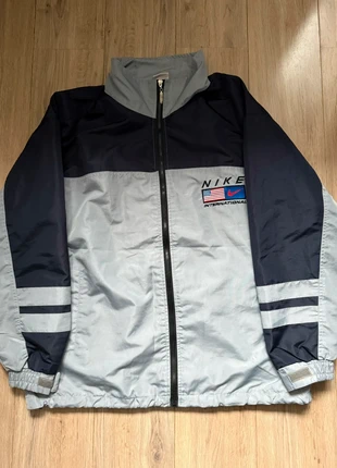 Manteau vintage Nike international, merk: Nike, staat: Heel goed, maat: XXL, € 50,00, € 53,20 inclusief Kopersbescherming