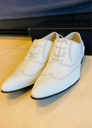 Chaussures neuves brillantes en cuir Blanche homme Galax Paris, brand: Galax, condizioni: Nuovo con cartellino, taglia: 44, €25.00, €26.95 include la Protezione acquisti