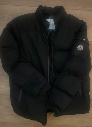 Doudoune moncler noir avec quelque defaut prix négociable, marca: Moncler, estado: Bom, tamanho: XS, €40.00, €42.70 inclui Proteção do Comprador