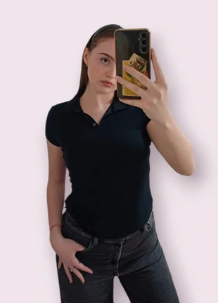 Polo nera aderente da cameriera | Stile Skims, con bottoni, brand: Basic, condizioni: Buone, taglia: M / IT 42 / EU 38, €1.00, €1.75 include la Protezione acquisti