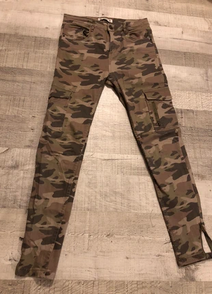 Pantalón camuflaje pull&bear 38, marque: Pull & Bear, état: Très bon état, taille: M / 38 / 10, 5,00 €, 5,95 € Protection acheteurs incluse