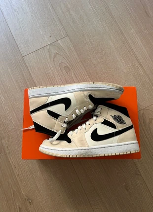 Air Jordan 1 Mid, merk: Nike, staat: Heel goed, maat: 37.5, € 180,00, € 189,70 inclusief Kopersbescherming