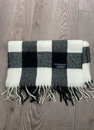 Écharpe burberry à carreaux blanc et noir, marke: Burberry, zustand: Sehr gut, 70,00 €, 74,20 € inklusive Vinted-Käuferschutz