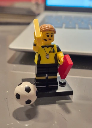 Minifigure Lego series 24 Football referee nuovo con accessori, marke: LEGO, zustand: Neu, größe: Frühchen, bis 44, 4,00 €, 4,90 € inklusive Vinted-Käuferschutz