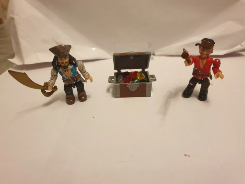 Mega Bloks Pirates of the Caribbean Personaggi con forziere Vinted