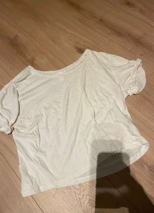 Off-white basic T-Shirt, marke: H&M, zustand: Sehr gut, größe: S / 36 / 8, 4,00 €, 4,40 € inklusive Vinted-Käuferschutz