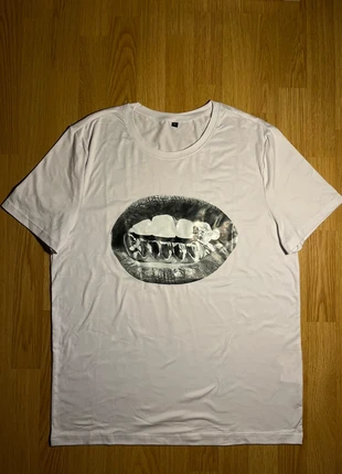 T-shirt blanc avec imprimé grillz, estado: Novo sem etiquetas, tamanho: M, €15.00, €16.45 inclui Proteção do Comprador