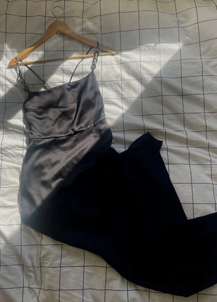 Black Satin Midi Dress with Gold Chain Strap Details, marque: Zara, état: Bon état, taille: M / 38 / 10, 9,00 €, 10,15 € Protection acheteurs incluse