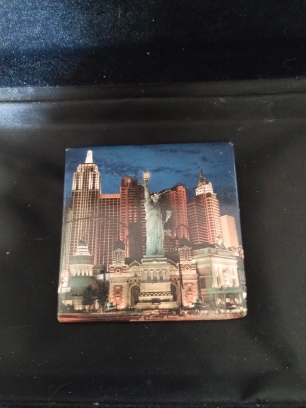 Beautiful vintage New York collectible magnet