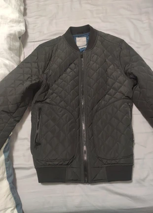 Veste Zara effet Matelassé , marque: Zara, état: Très bon état, taille: M, 10,00 €, 11,20 € Protection acheteurs incluse