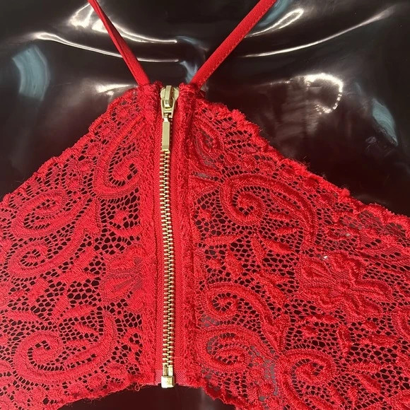 Red lace back crop top 3