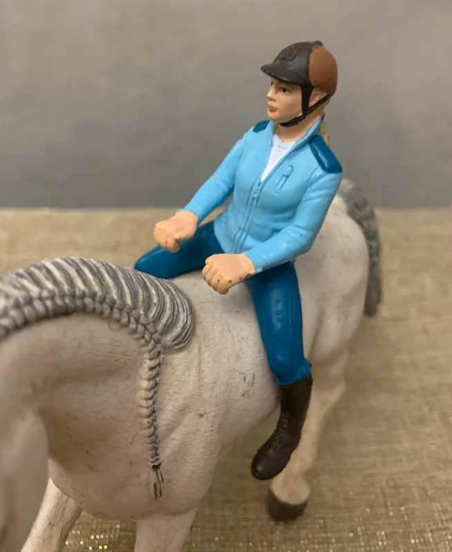 Figurine cavalière de compétition avec cheval Schleich en