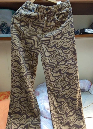 Pantalone baggy con fantasia ondulata di Pull&bear, marrone e beige, marca: Pull & Bear, estado: Muy bueno, tamaño: M / 38 / 10, 5,00 €, 5,95 € Protección al comprador incluida